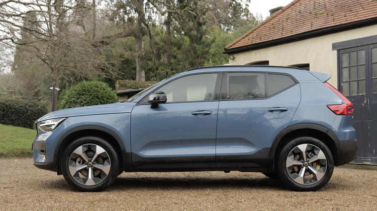 VOLVO XC40 ESTATE 2.0 B4P Plus Pro Black Edition 5dr Auto